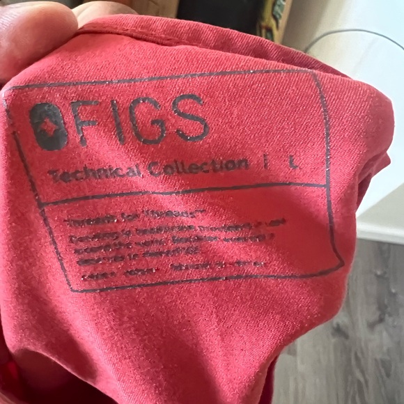 FIGS Clothing Casma Three-Pocket Scrub Top - Picture 3 of 3